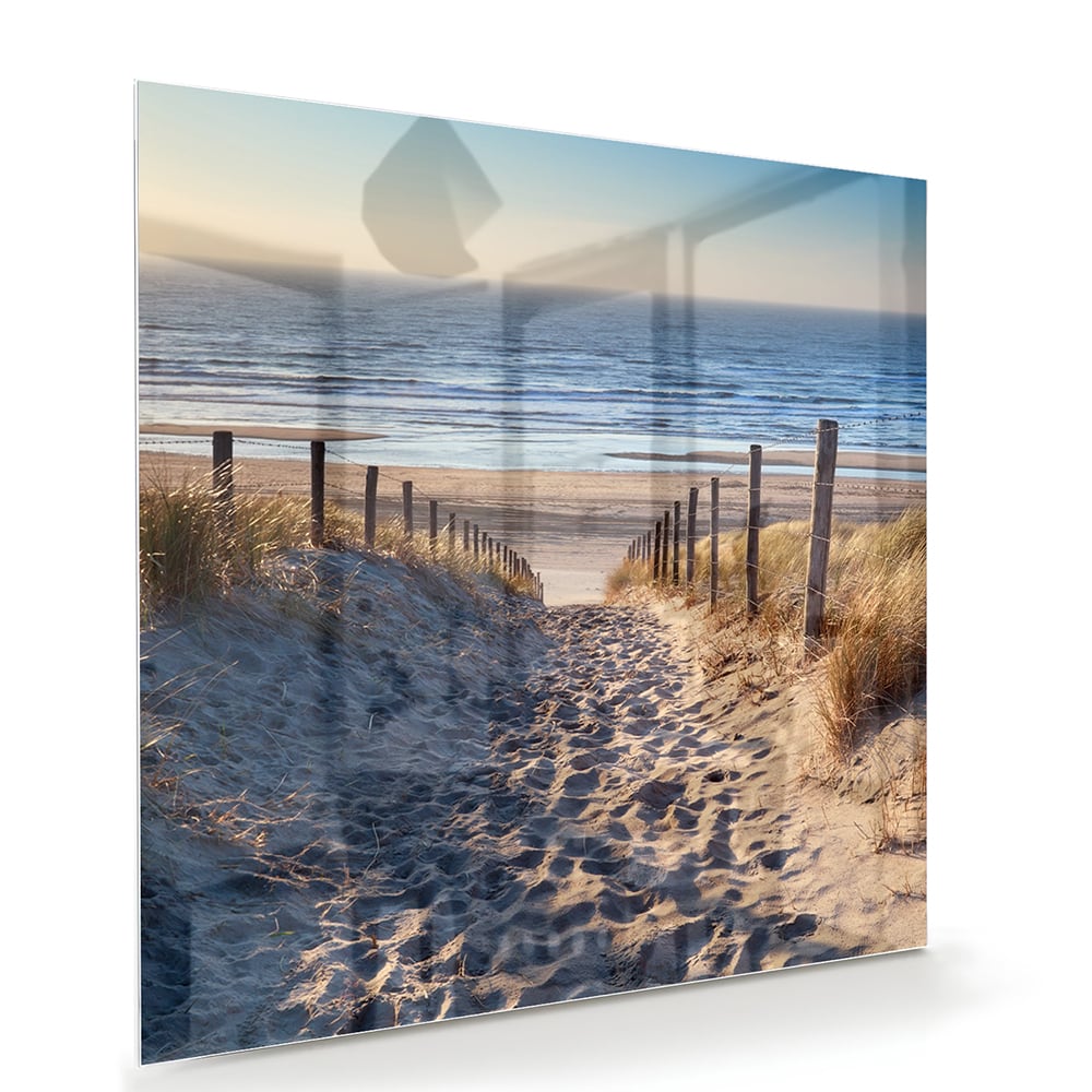 Glazen schilderij van een zandpad naar het strand met duinen en zee.
