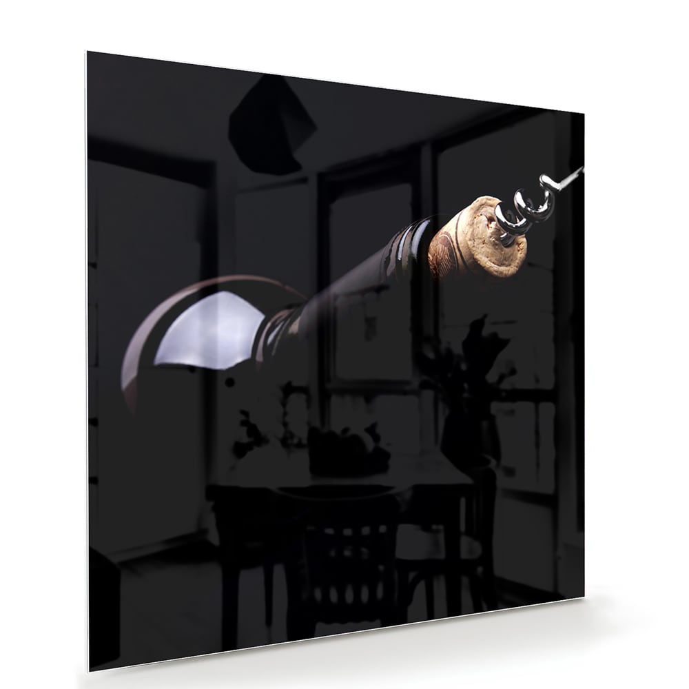 Glazen schilderij met handvat in een modern interieur.