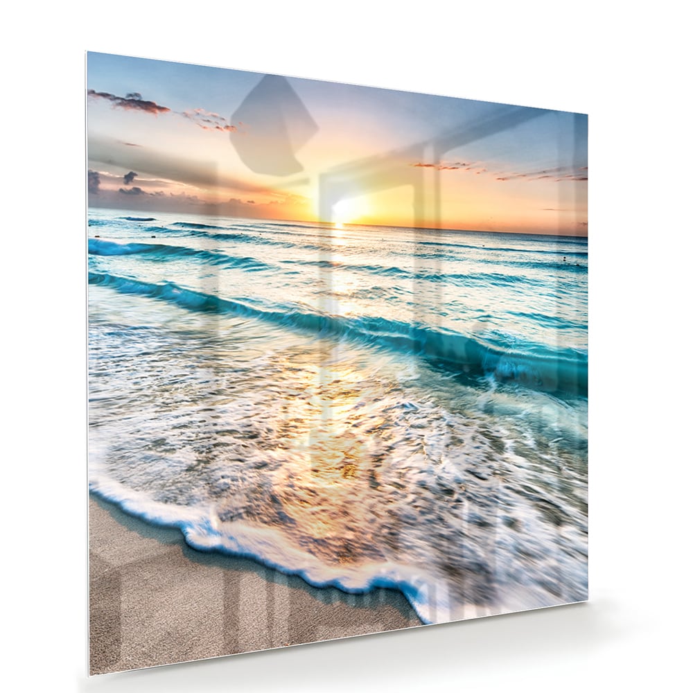 Glazen schilderij van een zonsondergang boven de zee, met kalme golven en zand.