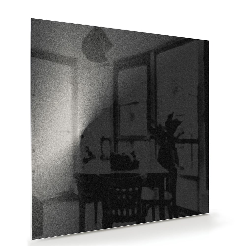 Moderne glazen schilderij op een witte muur in een stijlvolle woonkamer.