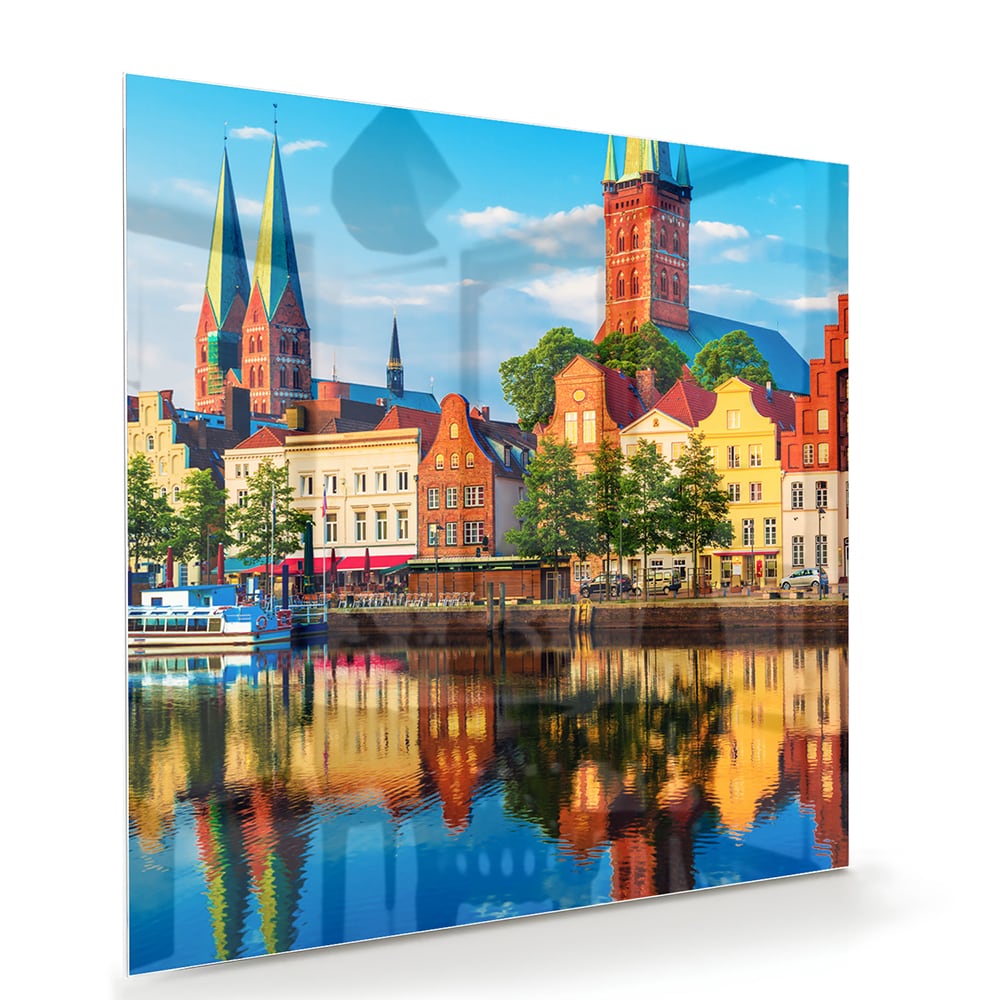 Kleurrijk glazen schilderij van een stadszicht met reflecties in het water