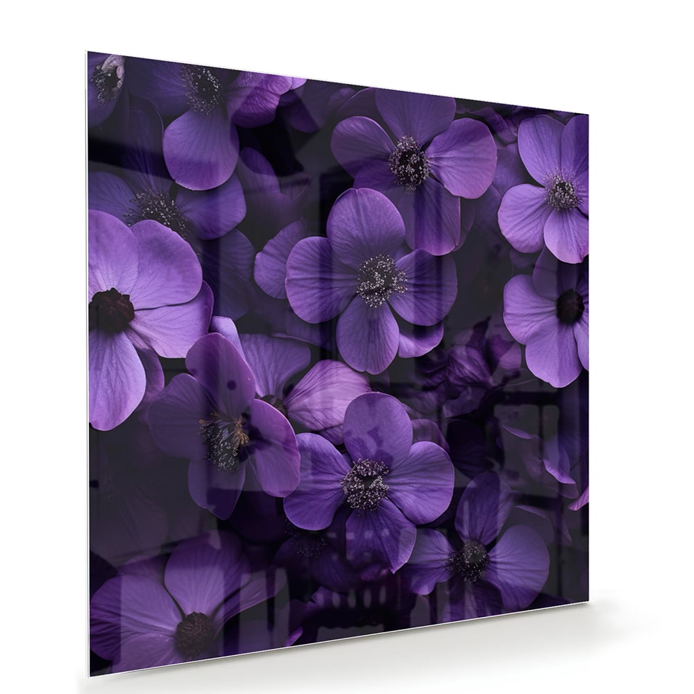 Paarse bloemen op een glazen schilderij aan de muur in een moderne woonkamer.