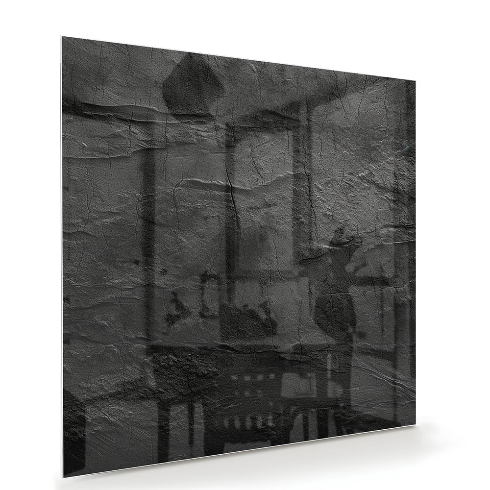 Abstract glazen schilderij in zwart en wit hangt aan de muur in een moderne woonkamer.