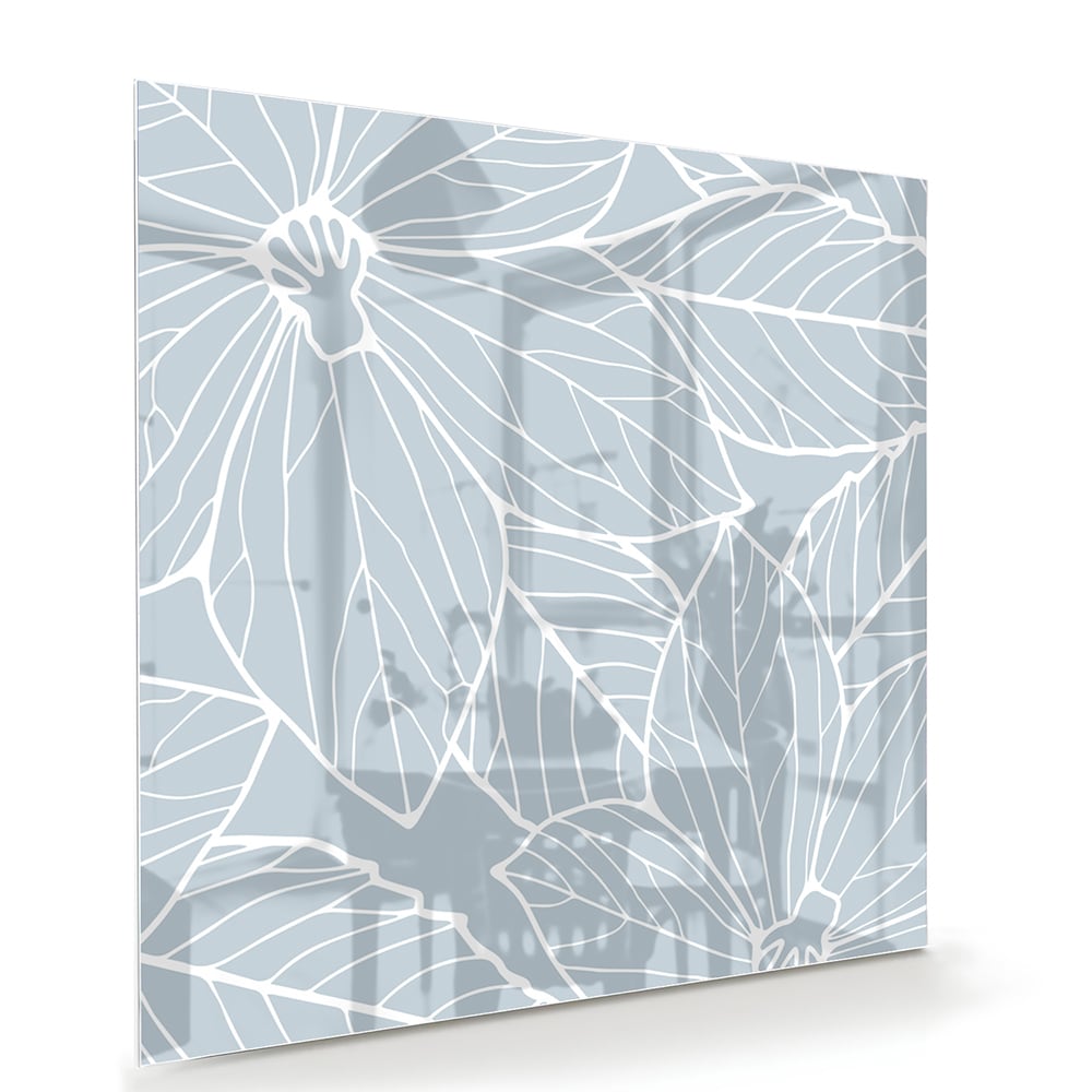 Glazen schilderij met botanische motieven aan de muur in een moderne woonkamer.