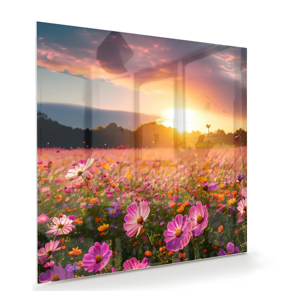 Glazen schilderij van een zonsondergang boven een kleurrijk bloemenveld.