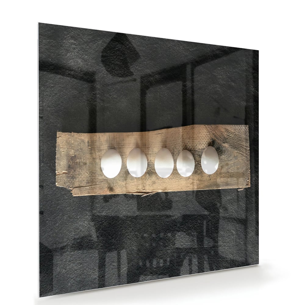 Elegant glazen schilderij met vier lichtpunten, perfect voor moderne interieurs.