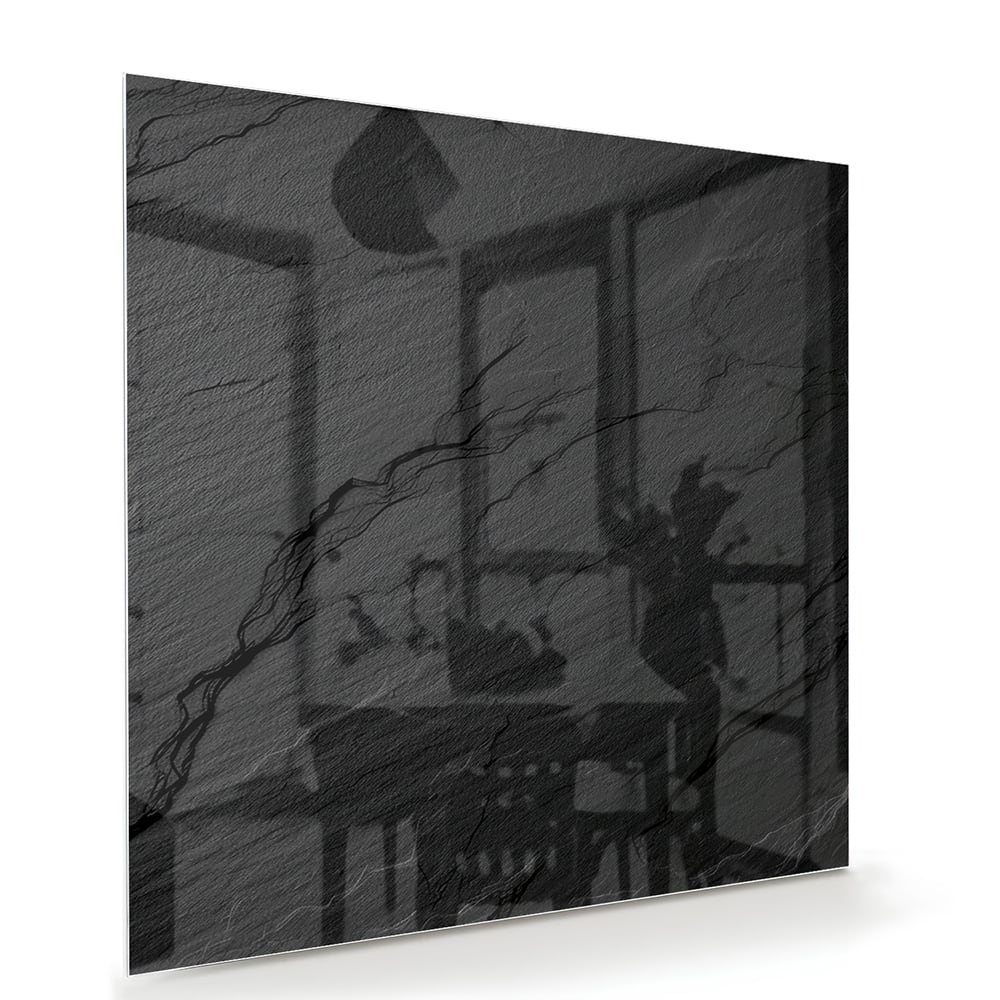 Modern glazen schilderij met abstracte zwart-witte patronen aan de muur.