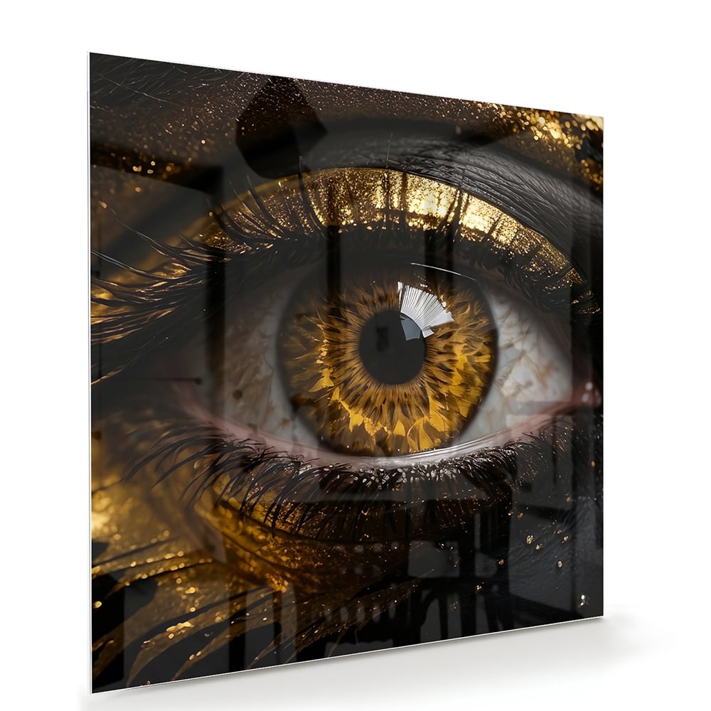 Glazen schilderij van een gouden oog op een zwarte achtergrond, hangt aan de muur.