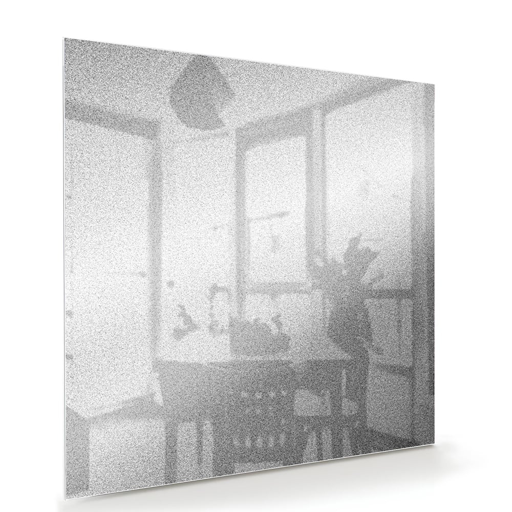 Minimalistisch glazen schilderij met reflecties in een sfeervolle kamer