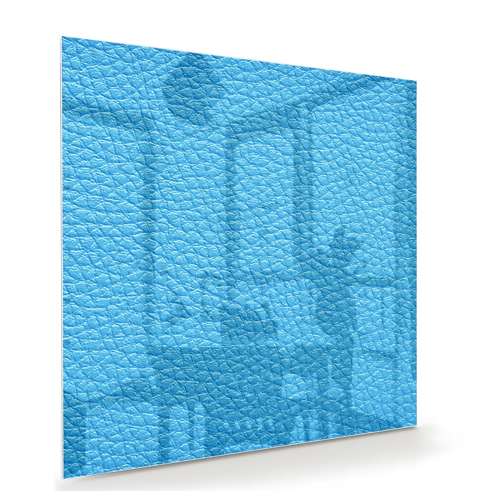 Blauw glazen schilderij met unieke textuur aan de muur in een moderne woonkamer