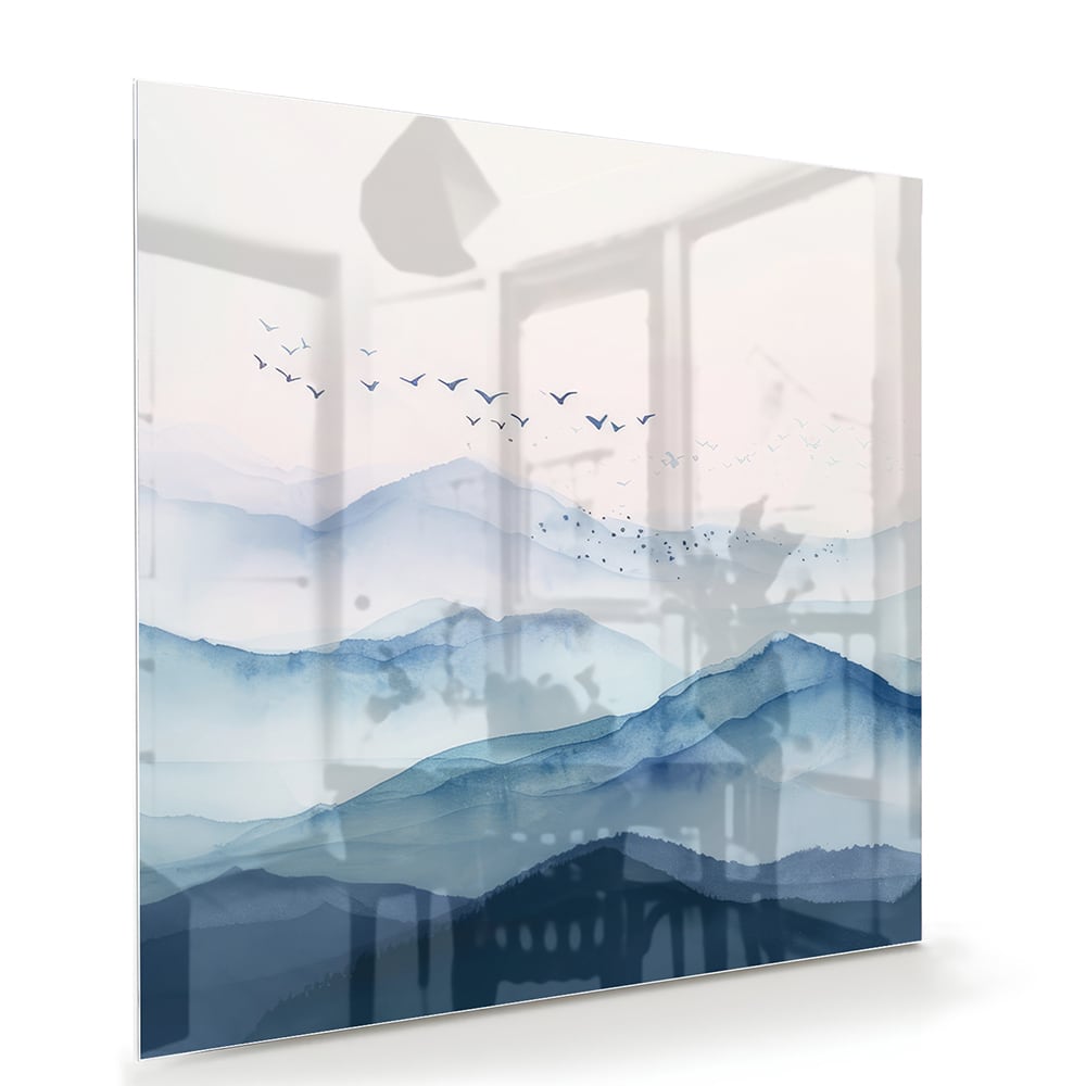 Glazen schilderij met blauwe bergen en pastelhemel, ideaal voor wanddecoratie.