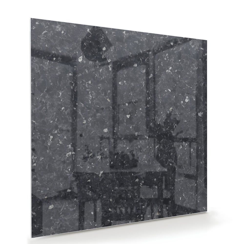 Elegant zwart glazen schilderij dat een moderne sfeer toevoegt aan een interieur.