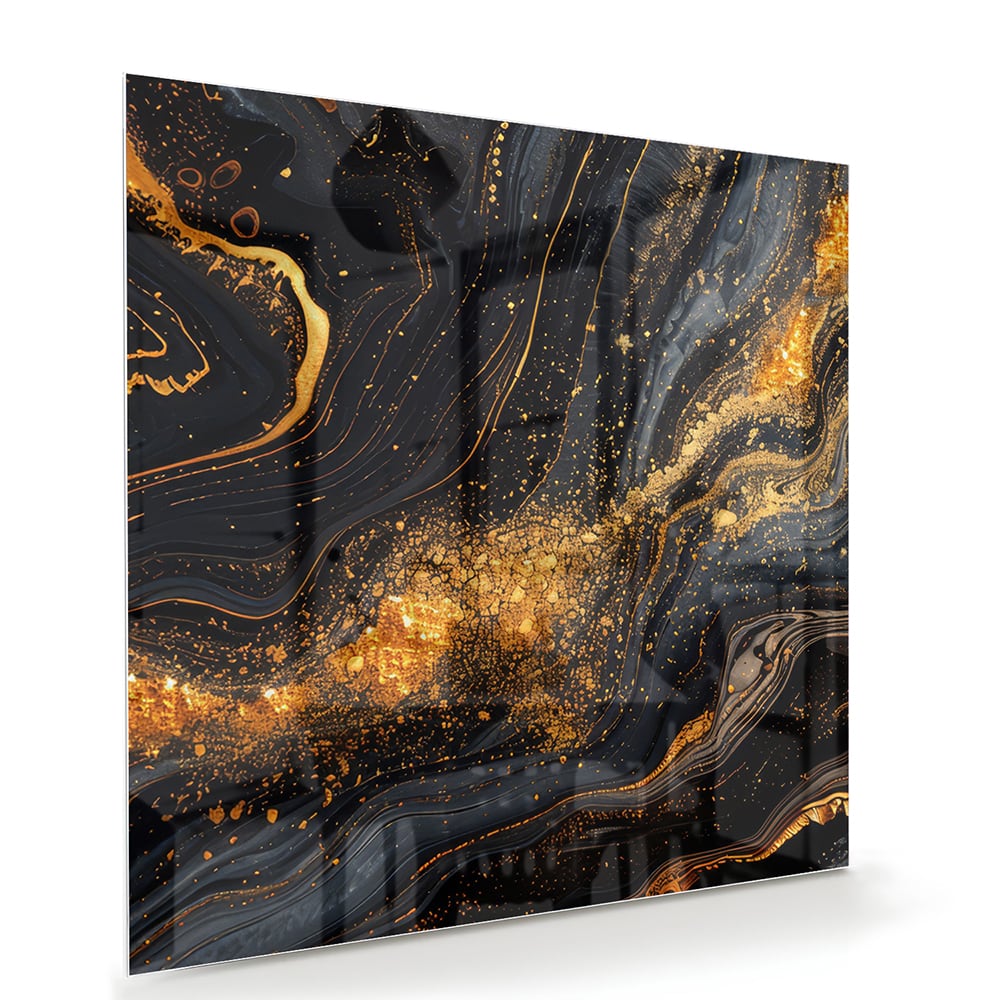 Glas schilderij met een zwart en gouden marmerdesign aan de muur in een moderne woonkamer