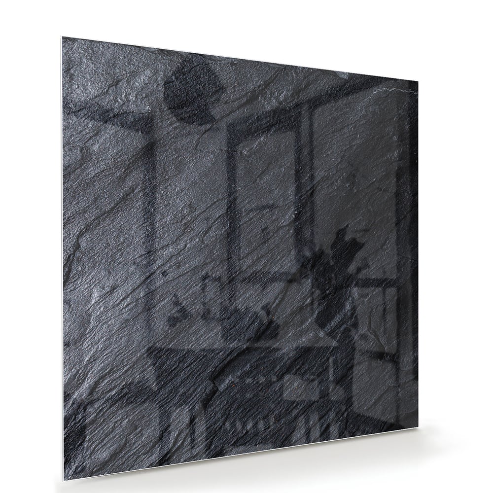 Modern glazen schilderij met abstracte zwart-witte textuur aan de muur.