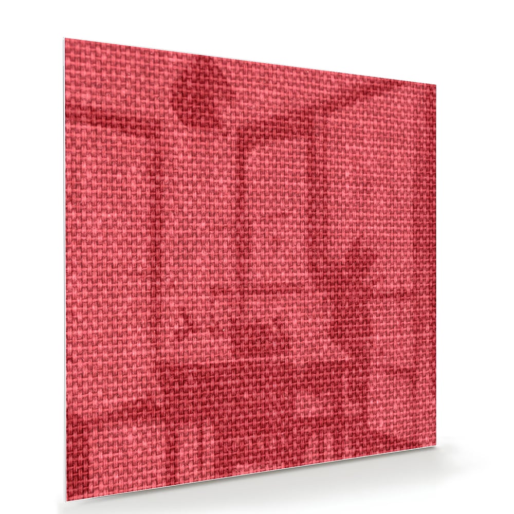 Modern glazen schilderij in helder rood aan de muur boven een licht houten kast.