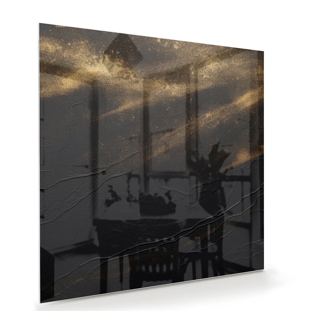 Elegant zwart glazen schilderij met gouden accenten aan de muur.