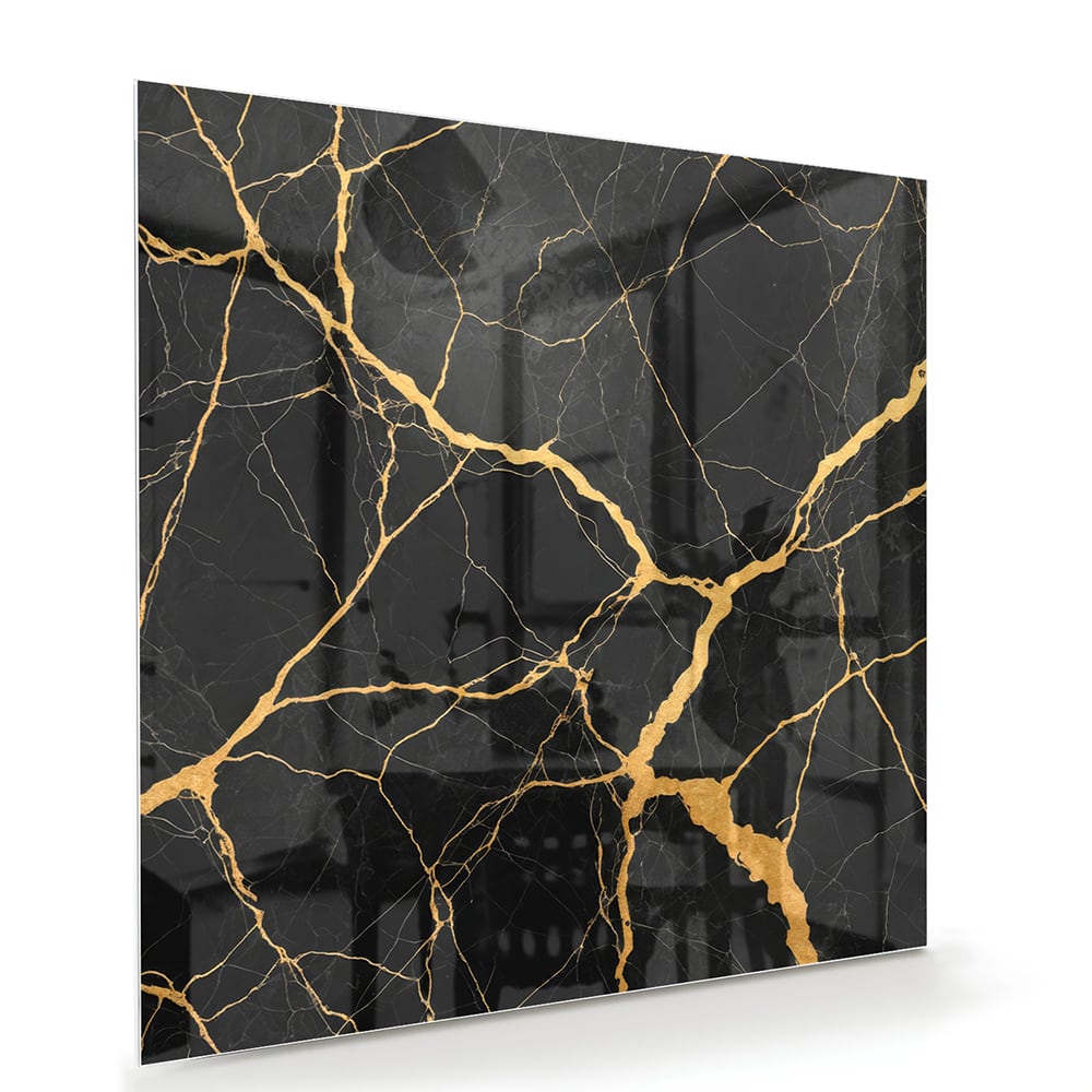 Glazen schilderij in zwart met gouden aderen, hangt aan een muur.