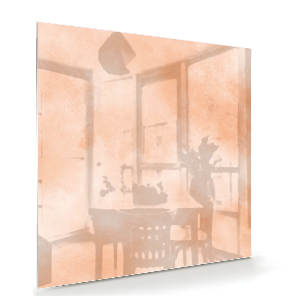 Glas schilderij in warme aardetinten hangt boven een houten kast in een moderne woonkamer.