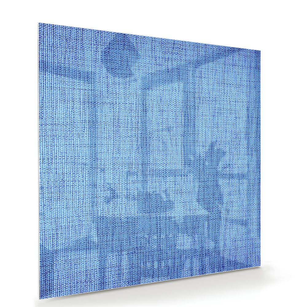Blauw glazen schilderij aan de muur in een moderne woonkamer