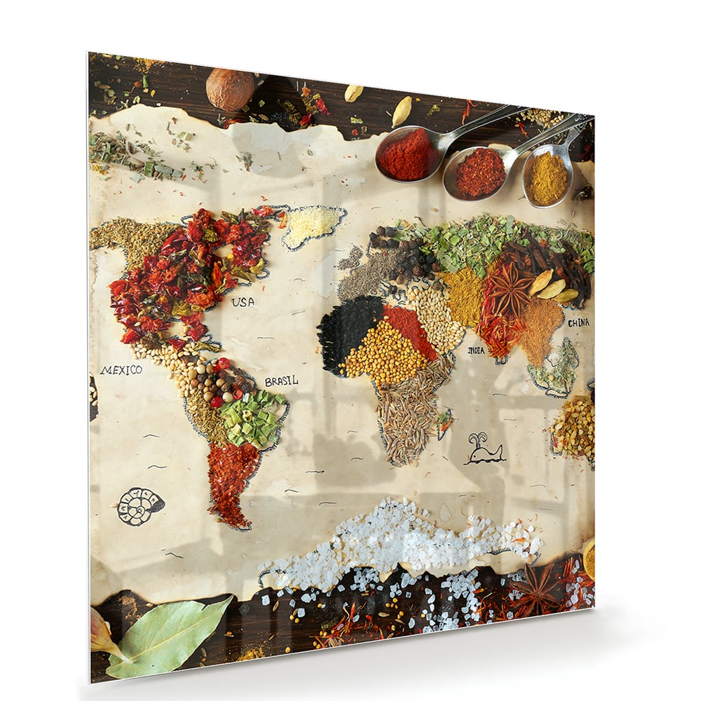 Kleurrijk glazen schilderij met een artistieke weergave van fruit en specerijen aan de muur.
