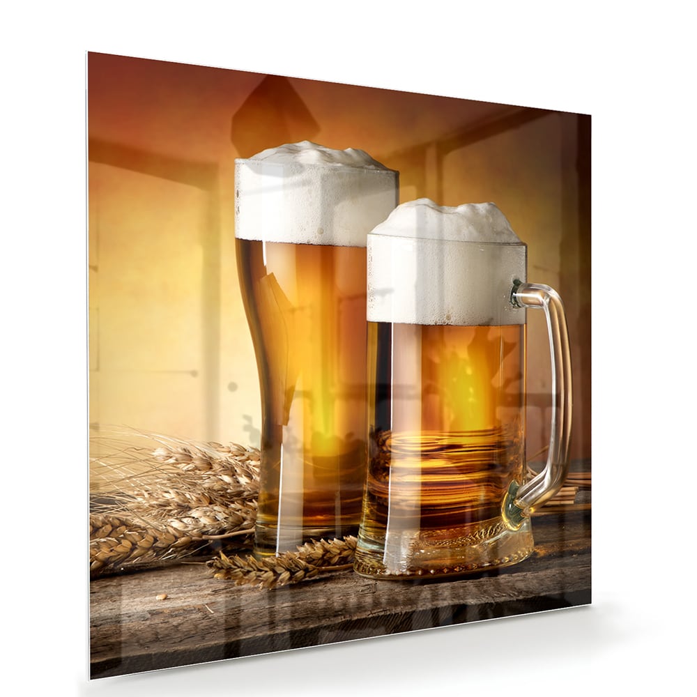 Glazen schilderij met twee volle bierglazen op een houten tafel