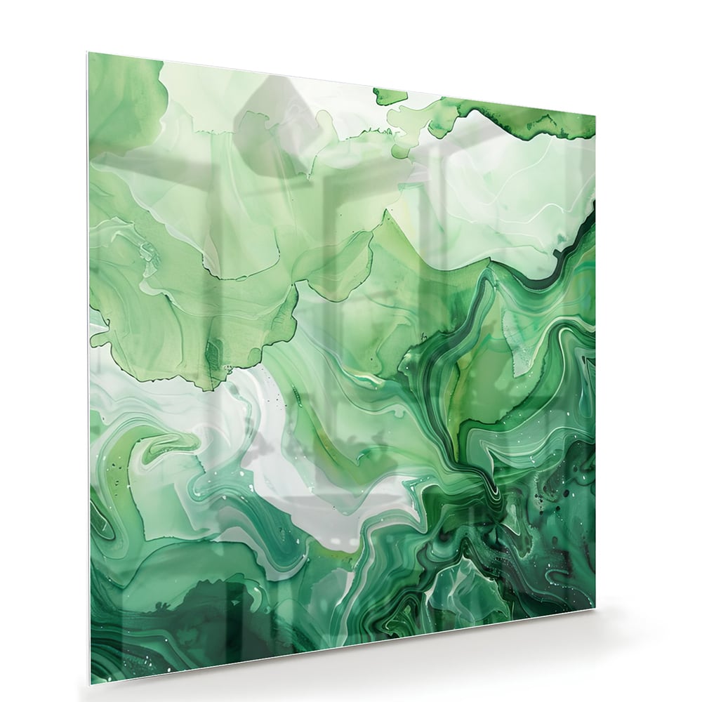 Een groen marmeren glazen schilderij dat hangt boven een kast in een moderne woonkamer.