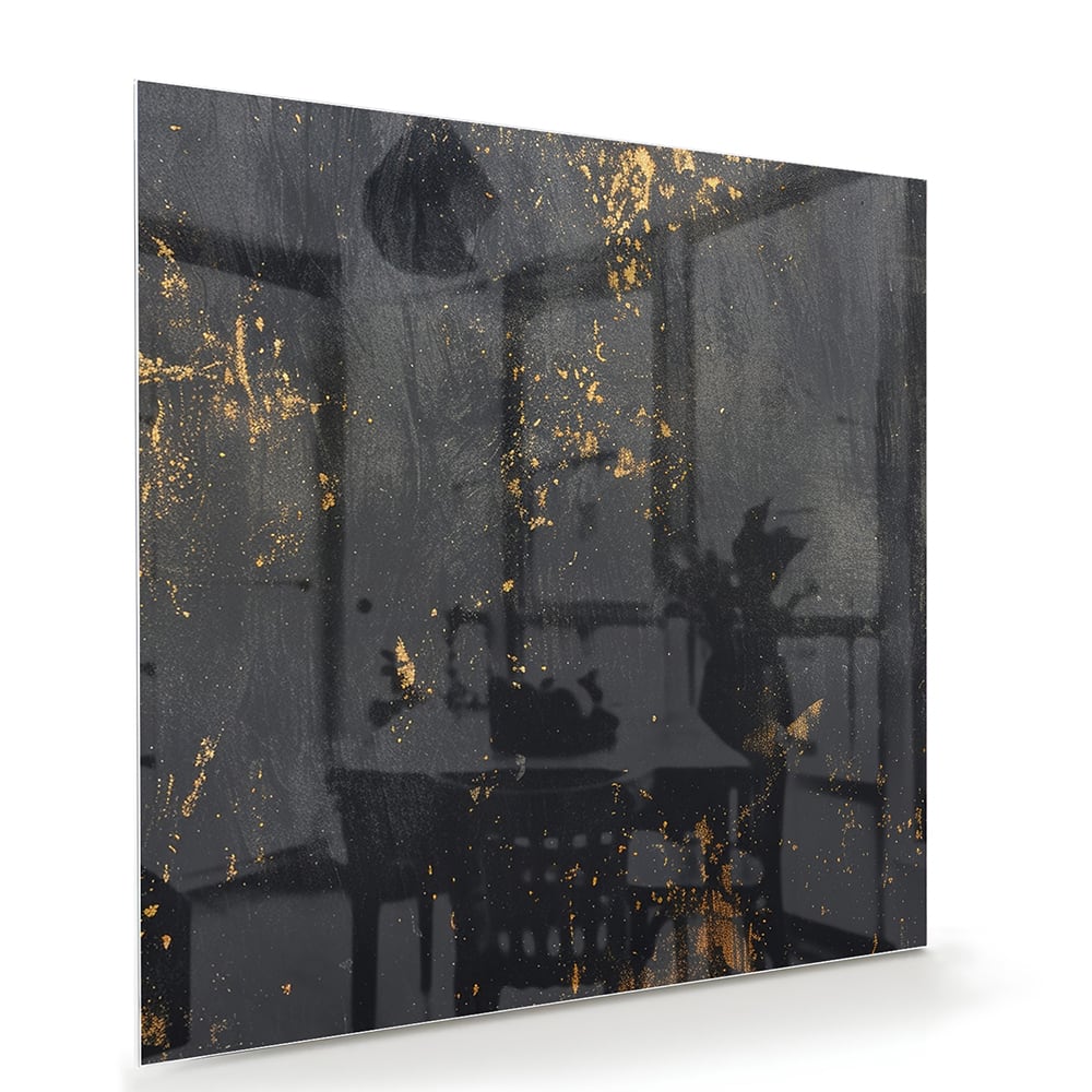 Glazen schilderij met een zwart oppervlak en gouden accenten hangt aan de muur in een moderne woonkamer.