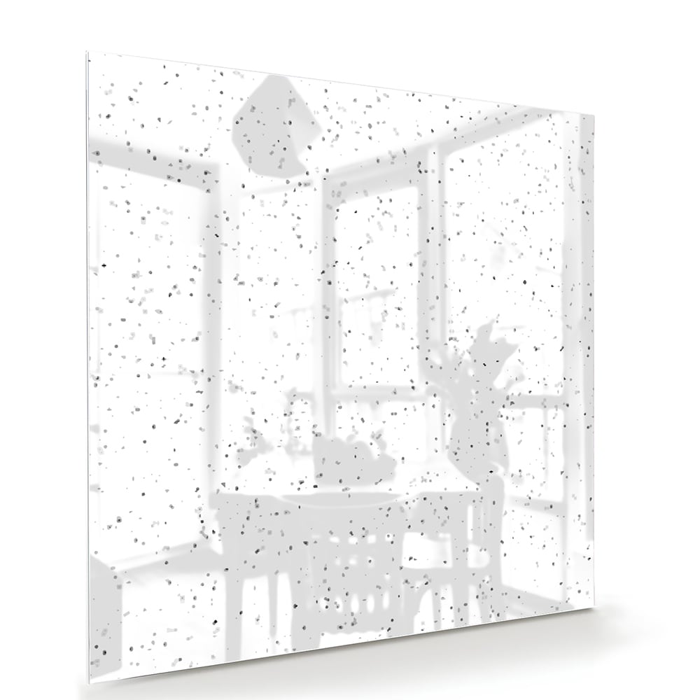 Modern glazen schilderij met speckles aan de muur in een lichte woonkamer