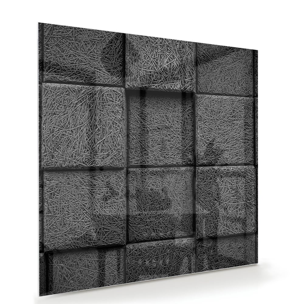 Abstract donker glazen schilderij aan een witte muur in een moderne woonkamer