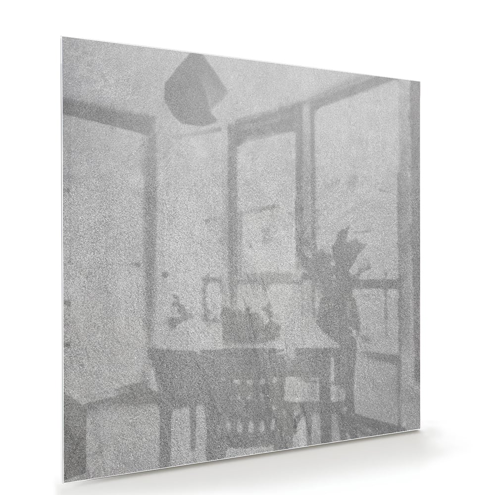 Minimalistisch glazen schilderij met handafdrukken aan de muur.