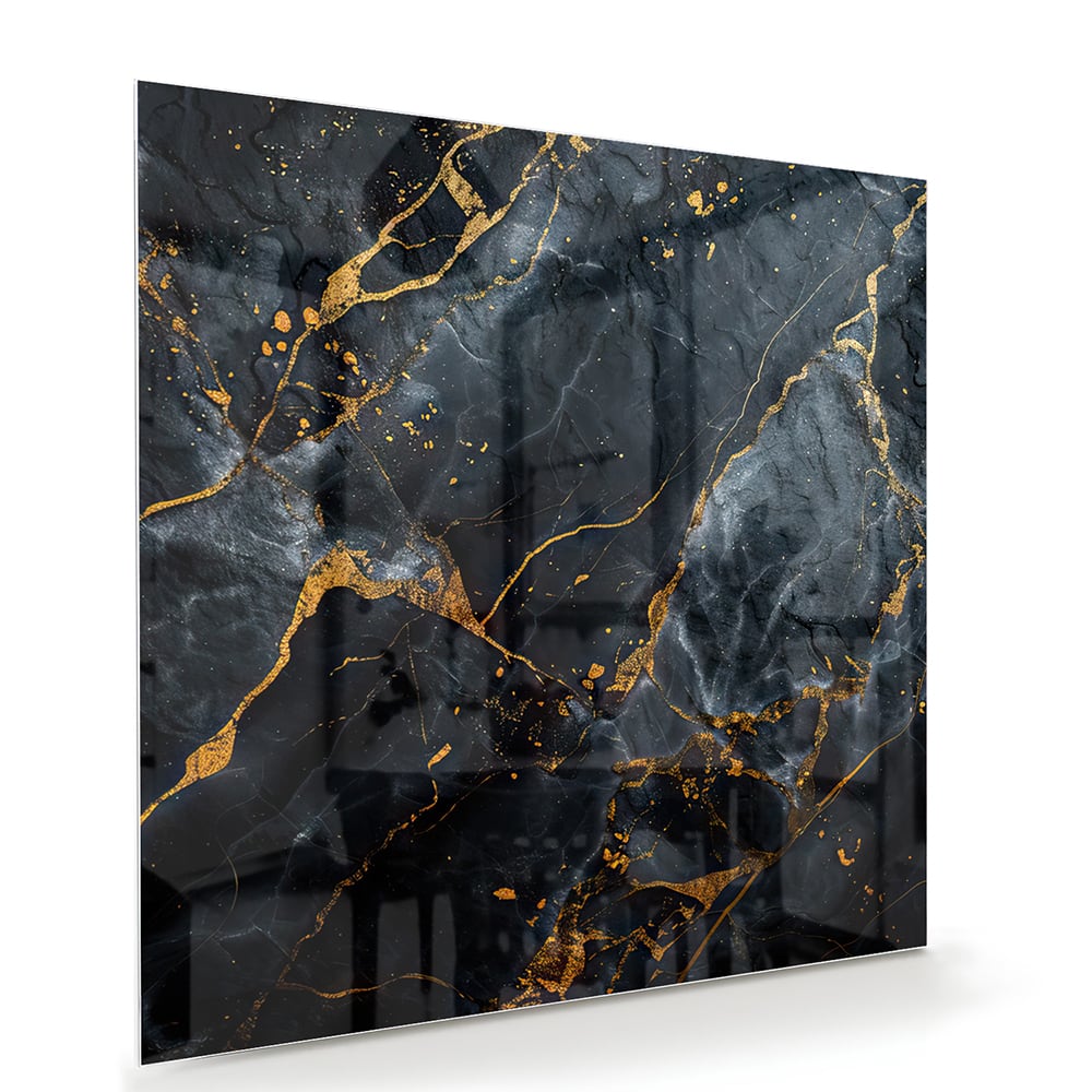 Glazen schilderij met marmerlook in zwart met gouden details aan de muur.