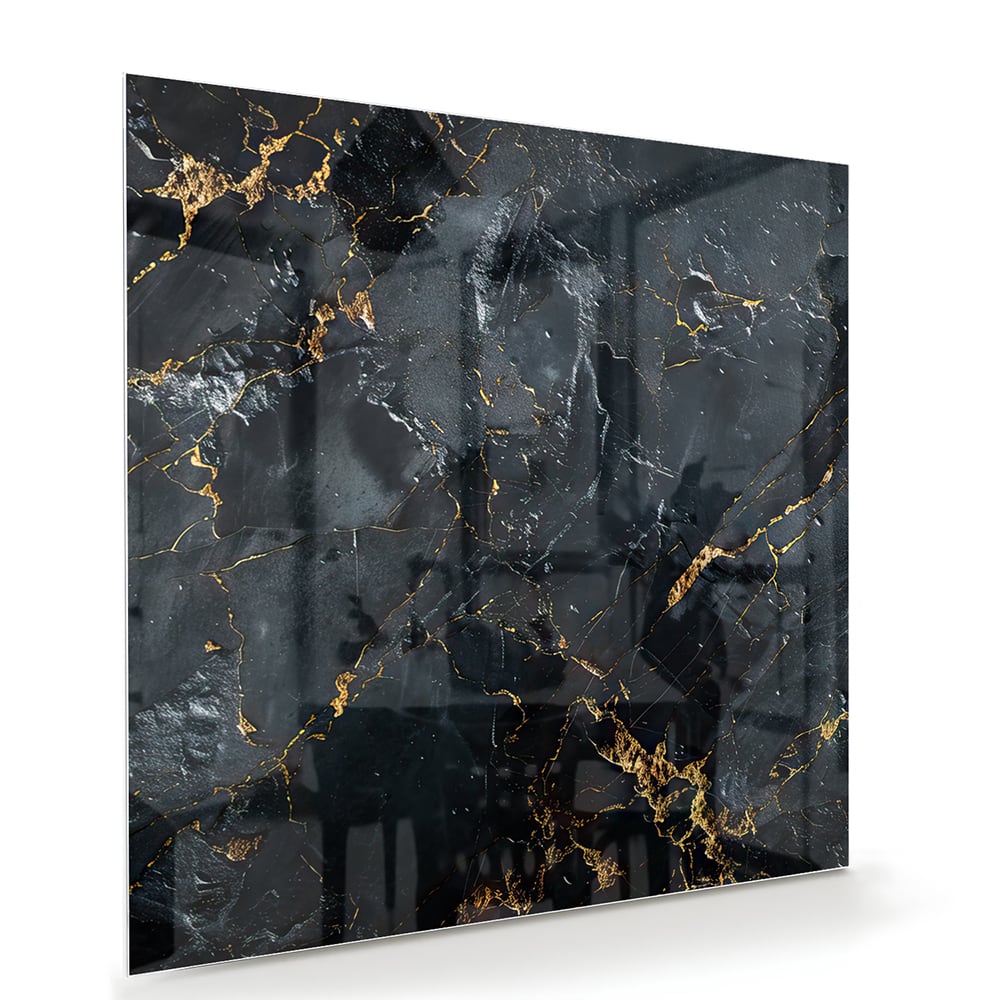 Glazen schilderij met zwarte marmerlook en gouden details aan de muur.