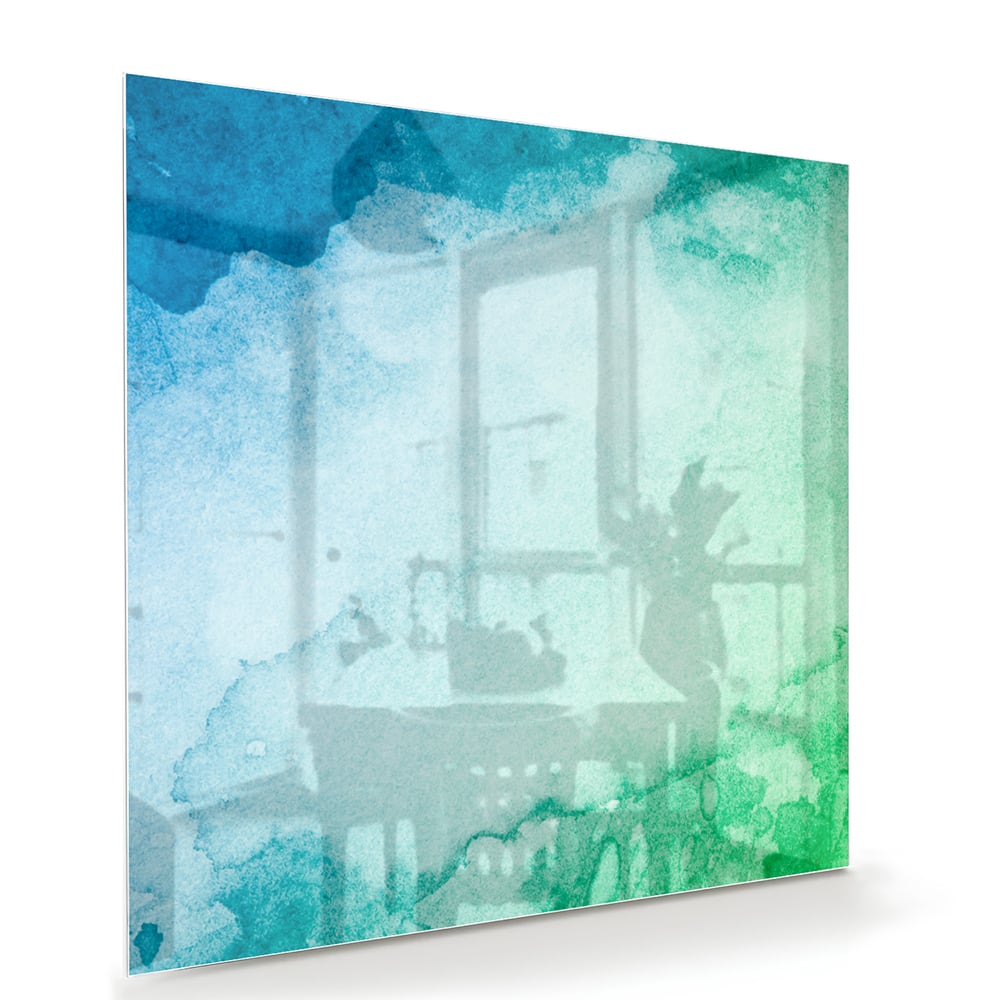 Abstract glazen schilderij in diverse tinten blauw en groen aan de muur.