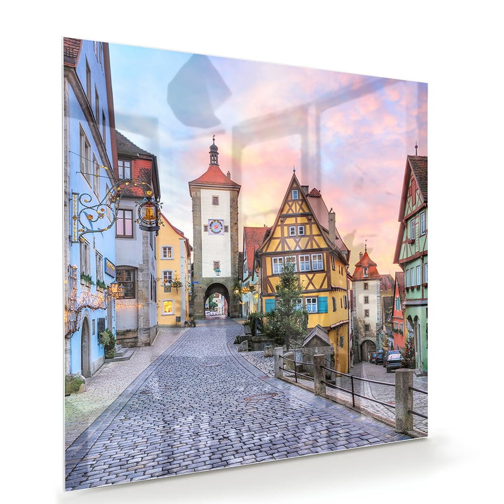 Glazen schilderij van een pittoreske straat met historische gebouwen en pastelkleuren