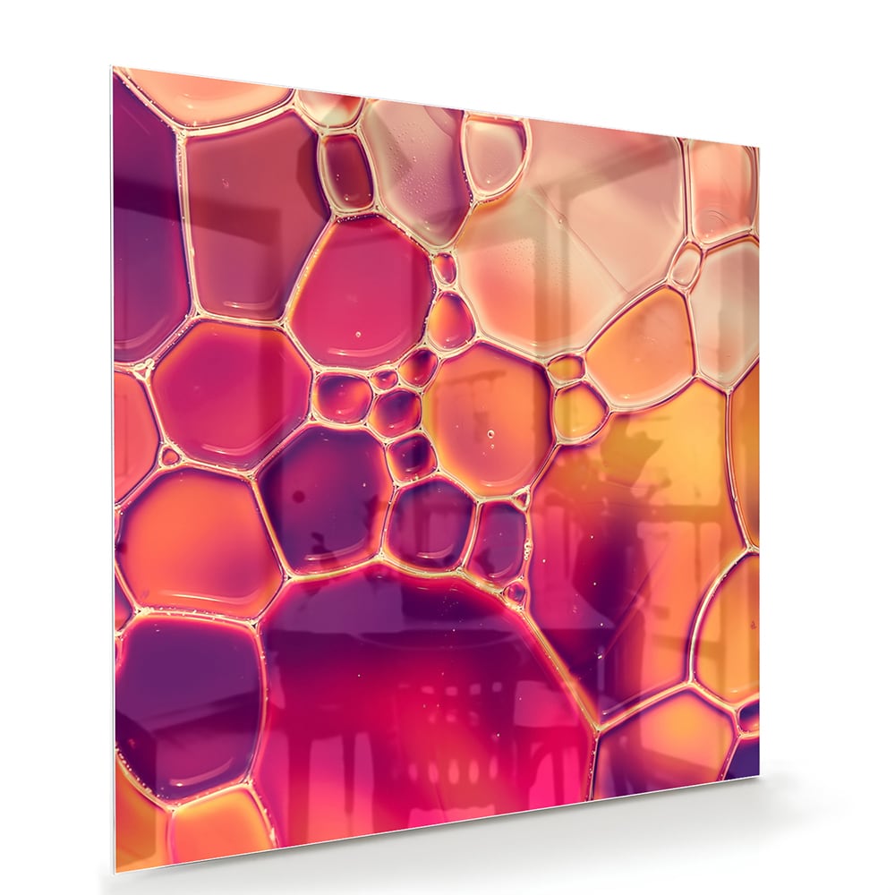 Abstract glazen schilderij met warme tinten in een interieur.