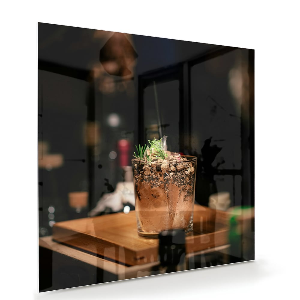 Glazen schilderij van een cocktail die sfeer en luxe uitstraalt.