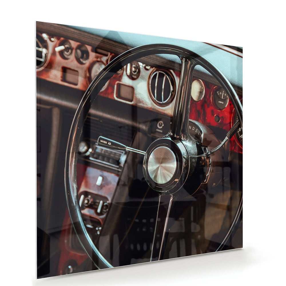 Glazen schilderij van een retro autostuur met dashboard details.