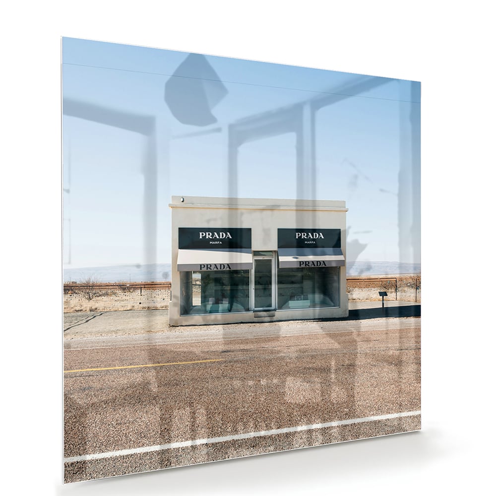 Glazen schilderij van een woestijnlandschap met moderne architectuur