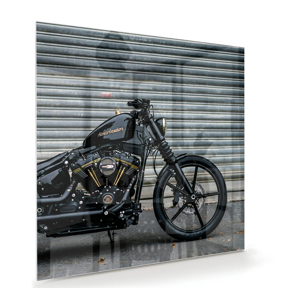 Glazen schilderij van een motor, perfect voor wanddecoratie in een modern interieur.