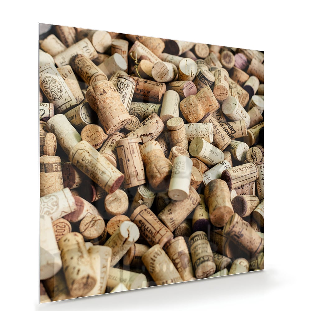 Glazen schilderij met een stapel wijnkurken op een muur.