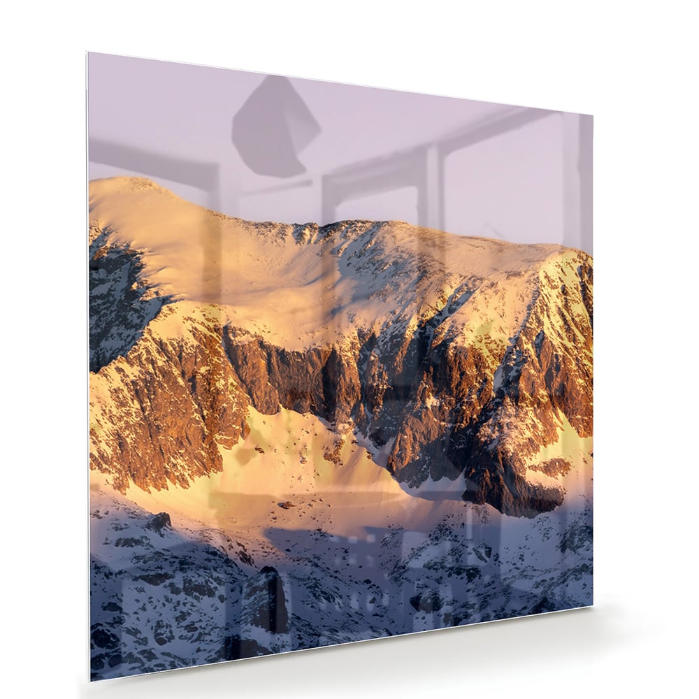 Glazen schilderij van een berglandschap met zonovergoten toppen en sneeuw