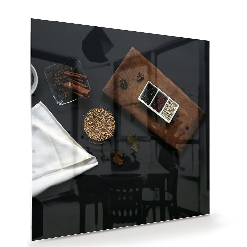 Glazen schilderij met een houten plank, koffie en notities op een tafel