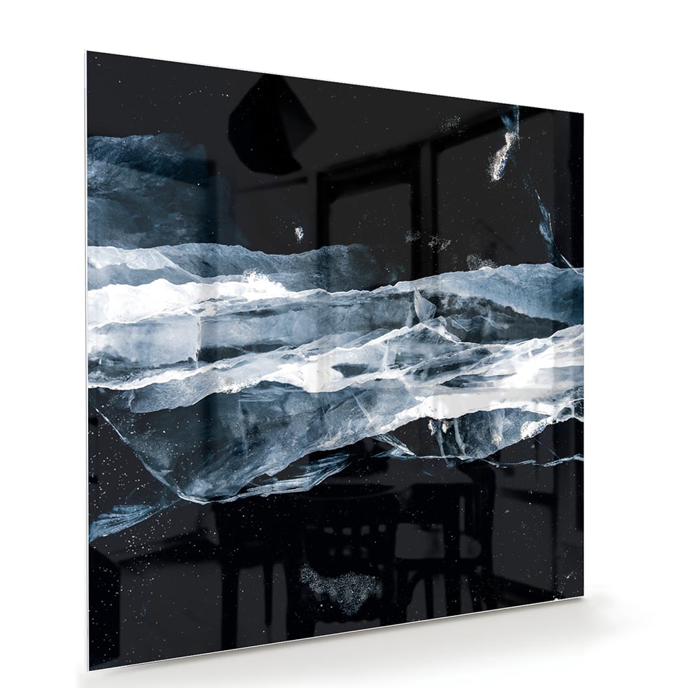 Abstract glazen schilderij in donkere kleuren met blauwe accenten, hangt aan de muur.