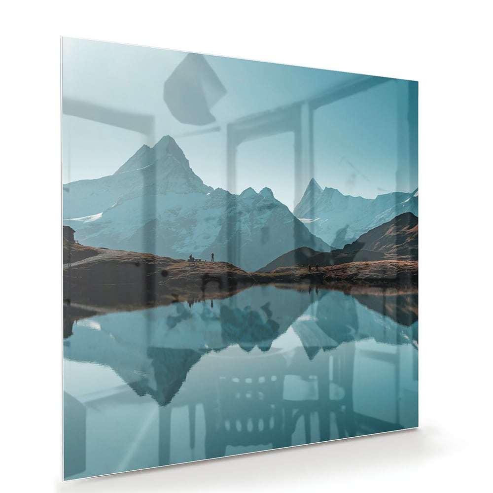 Glazen schilderij met bergen en reflecties in water.