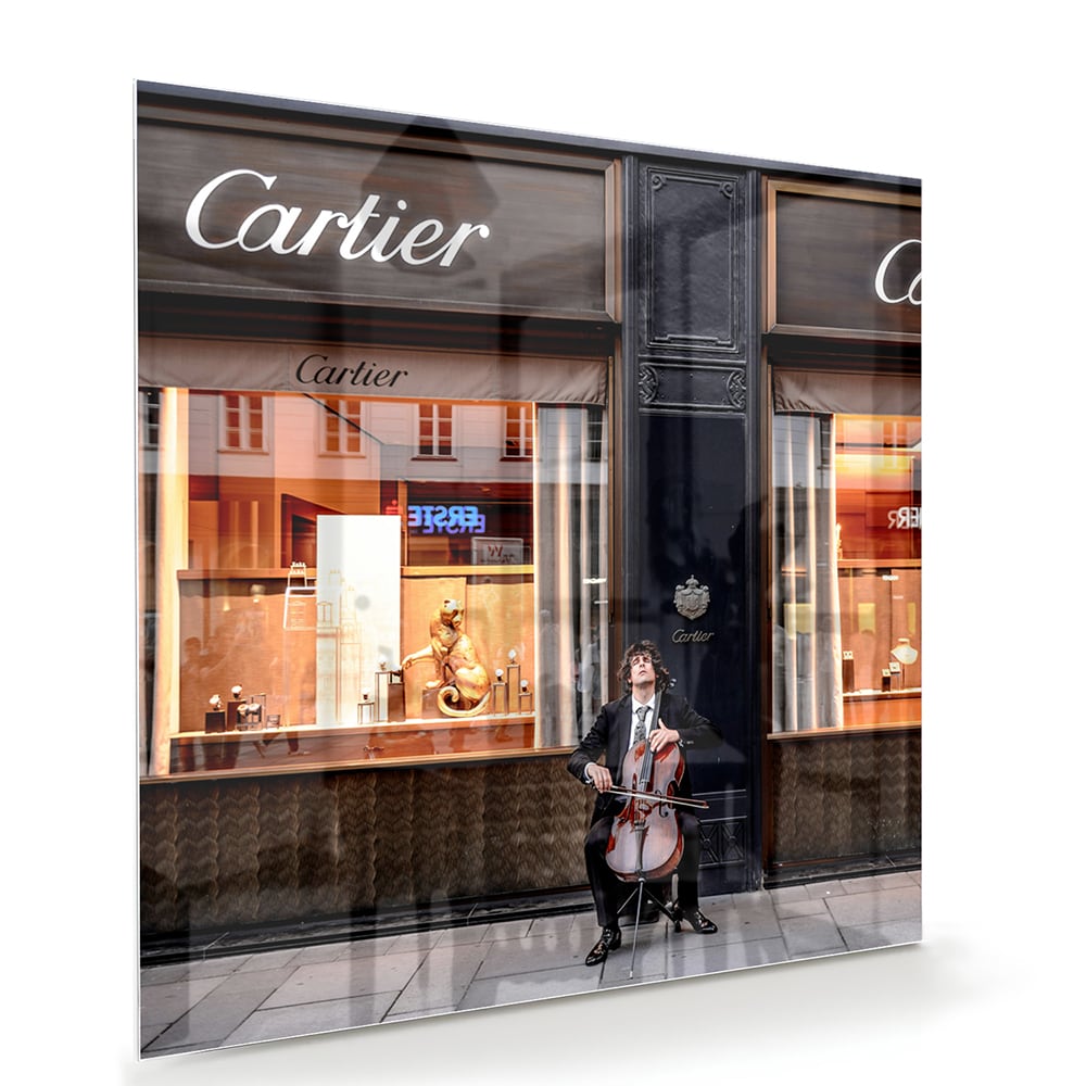 Luxe glazen schilderij van de Cartier winkel met elegantie en stijl.