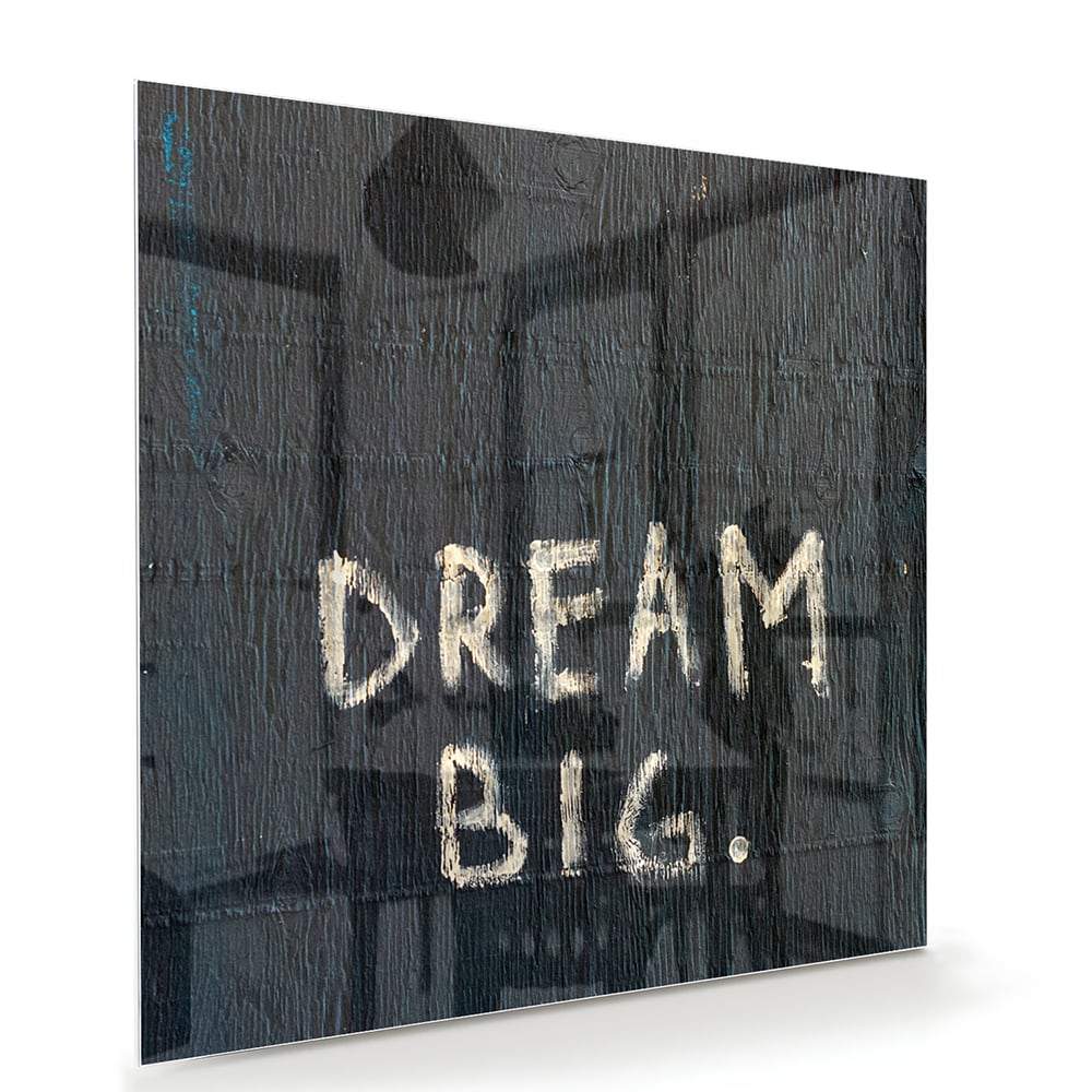 Glas schilderij met tekst 'DREAM BIG' in modern interieur