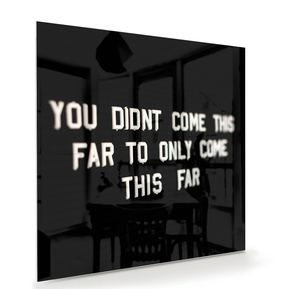 Glazen schilderij met inspirerende quote in een lichte woonkamer