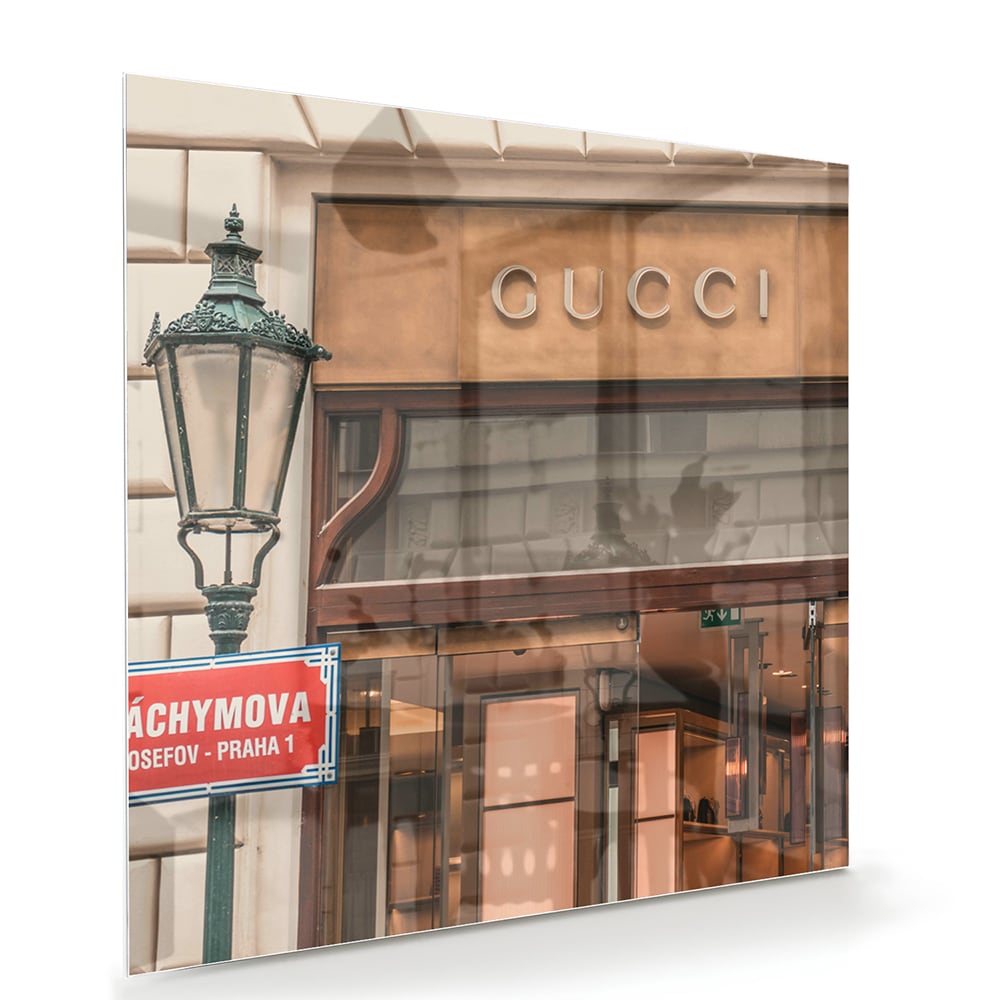 Glazen schilderij met Gucci etalage en vintage lantaarn, perfect voor wanddecoratie.
