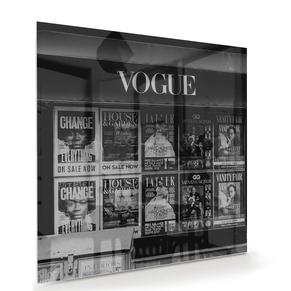Glazen schilderij van Vogue met modecovers in modern interieur