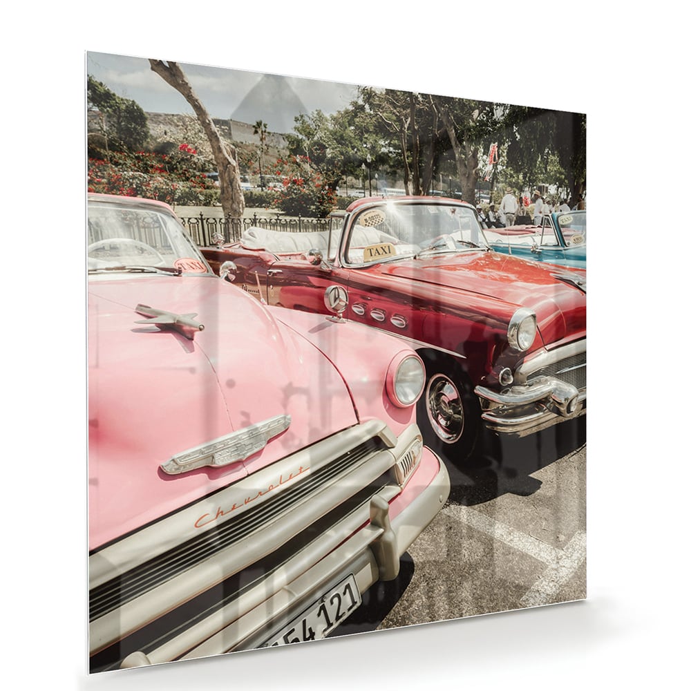 Glazen schilderij met retro auto's in roze, rood en blauw, perfect voor moderne interieurs.